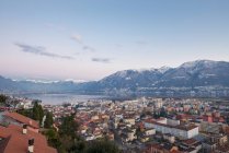 Alpi svizzere, Lago Maggiore e la città di Locarno; Locarno, Ticino, Svizzera — Foto stock
