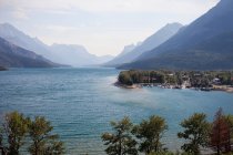 Lago nel Parco Nazionale dei Laghi di Waterton; Alberta, Canada — Foto stock