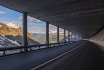 Eine überdachte Autobahn am Hang eines Berges; San Gottardo, Tessin, Schweiz — Stockfoto