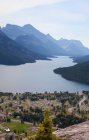 Vista da cidade de Waterton do ponto de destino da trilha de corcunda do urso; Alberta, Canadá — Fotografia de Stock