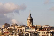 Blick auf den Galata-Turm im Stadtteil Beyoglu; Istanbul, Türkei — Stockfoto