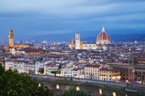 Paisaje urbano de Florencia y Basílica de Santa María de la Flor bajo un cielo nublado; Florencia, Toscana, Italia - foto de stock