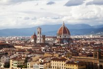 Флоренция и Лика Святой Марии Цветок под облачным небом; Флоренция, Тоскана, Италия — стоковое фото