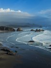 Waves Washing Onto Crescent Beach; Cannon Beach, Oregon, Estados Unidos da América — Fotografia de Stock