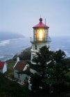 The Heceta Head Lighthouse Flashing On A Foggy Morning; Florence, Oregon, Estados Unidos de América - foto de stock
