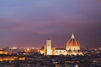 Catedral de Florencia iluminada al atardecer; Florencia, Toscana, Italia - foto de stock