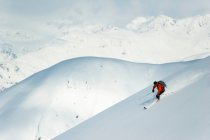 Hombre esquiando la cara oeste del pico, Brazo de vuelta, Montañas Chugach, Southcentral Alaska - foto de stock