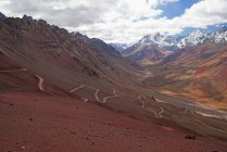 Strada sterrata tortuosa sul fianco delle Ande; Mendoza, Argentina — Foto stock