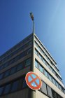 Canto de um edifício com um sinal em um polo claro de rua que indica nenhuma parada; Hamberg, Alemanha — Fotografia de Stock