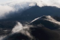 Ранкові хмари в Національному парку Халеакала; Мауї, Гаваї, США — стокове фото