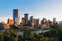 Nordamerikanische Stadtsilhouette mit Wolkenkratzern; Calgary, Alberta, Kanada — Stockfoto