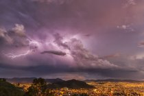 Rayo en el cielo nocturno sobre la ciudad de Cochabamba; Cochabamba, Bolivia - foto de stock