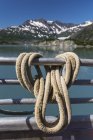 Канат висит на рельсах лодки с горами в фоновом режиме, Shoup Bay State Marine Park, Prince William Sound; Вальдес, Аляска, США — стоковое фото