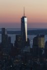 One World Trade Center, como se ve desde el Empire State Building, Nueva York, Nueva York, Estados Unidos - foto de stock