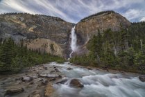 Takkakaw Falls, Parque Nacional Yoho; Columbia Británica, Canadá - foto de stock