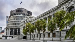 Bâtiments du Parlement néo-zélandais avec la ruche, aile exécutive ; Wellington, région de Wellington, Île du Nord, Nouvelle-Zélande — Photo de stock