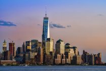 World Trade Center e Lower Manhattan al tramonto visto da Hoboken, New Jersey; New York, New York, Stati Uniti d'America — Foto stock