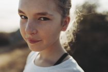 Ritratto ravvicinato di una ragazzina con lentiggini; Los Angeles, California, Stati Uniti d'America — Foto stock