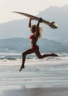 Mujer divirtiéndose en la playa. Bolonia, Tarifa, Costa de la Luz, Andalucía, España. - foto de stock