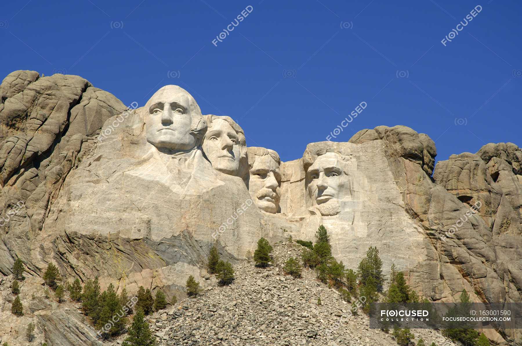 Faces carved on rocks — daytime, national - Stock Photo | #163001590