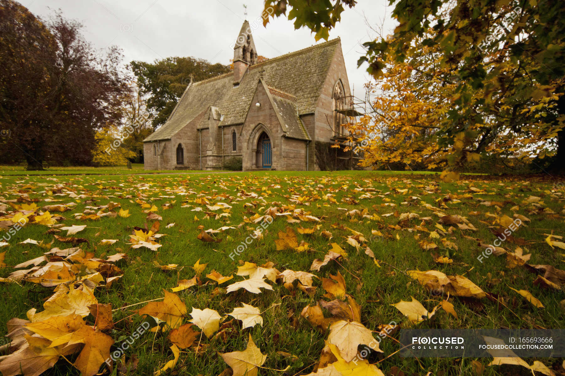 Church fall. Йоркшир Англия домик осень. Осень в Англии. Осень в новой Англии. Пейзажи Англии.