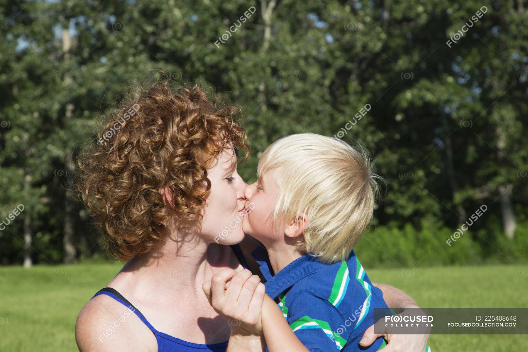 Помогла сыну ртом. Мом son Kiss. Мама сосется с маленьким сыном. Мать сосётся с десятилетним сыном. Сосется с мамой с большим сыном.