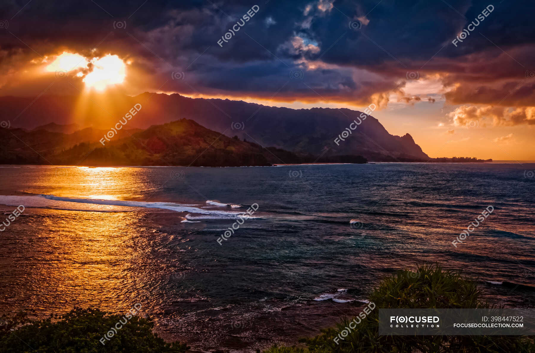 Rays of sunset at Hanalei Bay; Princeville, Kauai, Hawaii, United