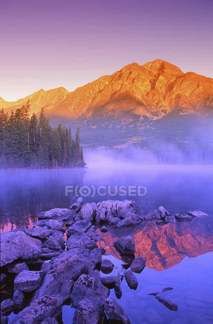 Beau lac avec brouillard — Photo de stock