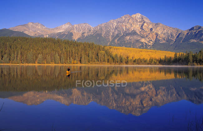 Homem de canoagem no lago — Fotografia de Stock