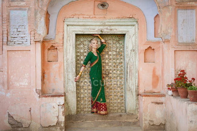 Eine Frau posiert in einer Tür mit einem Sari; ludhiana, punjab, india — Stockfoto