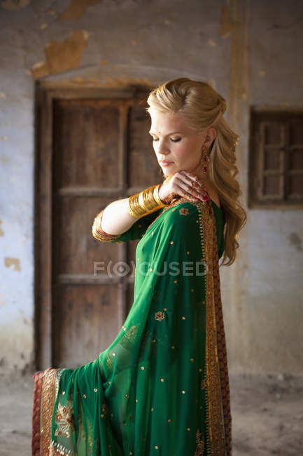 Mujer con el pelo largo y rubio con Sari - foto de stock