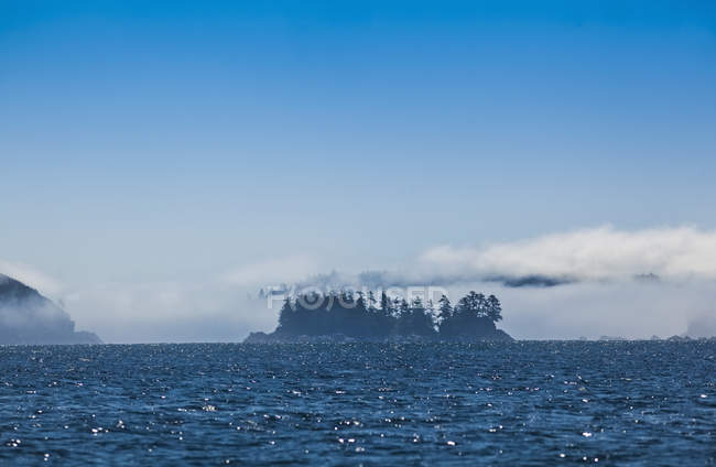 Niebla rodea islas - foto de stock