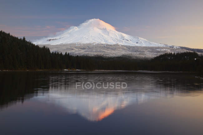 Lago Trillium e Mount Hood ao nascer do sol — Fotografia de Stock