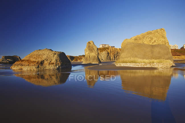 Rock formations on beach — Stock Photo