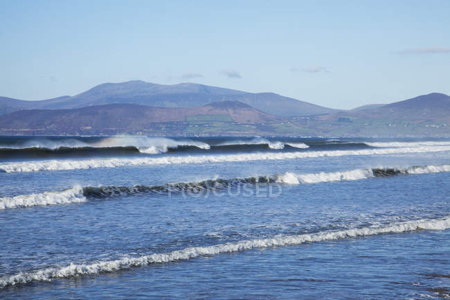 Хвилі, що надходять на березі — стокове фото