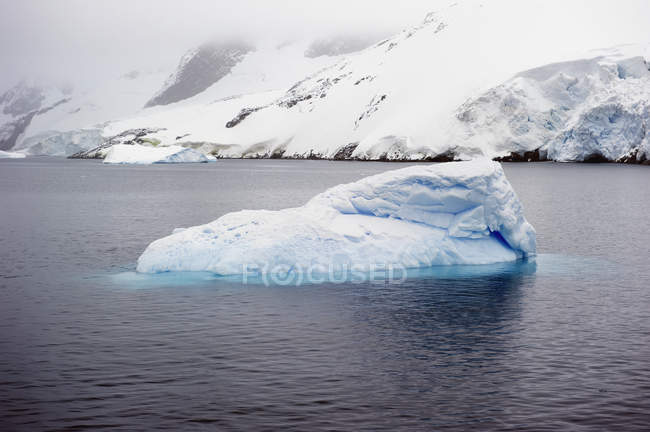 Вид на айсберг на відкритому повітрі — стокове фото