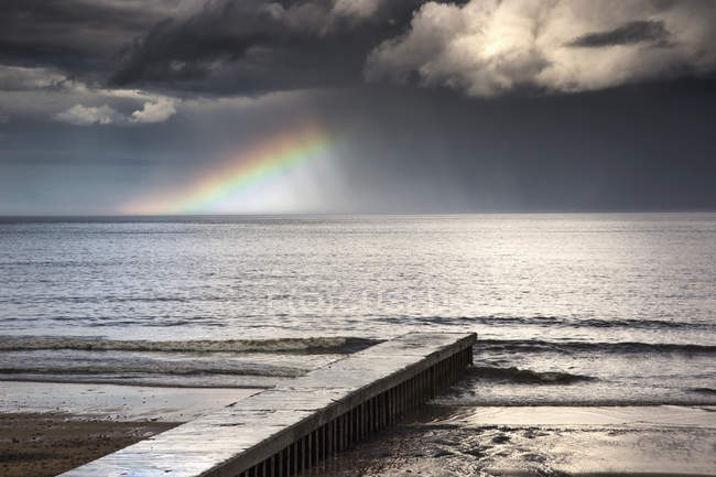 Regenbogen leuchtet in Wolken — Stockfoto