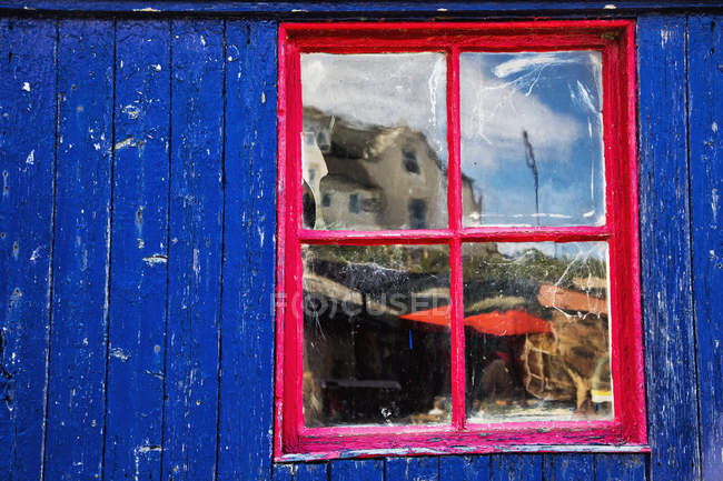 Reflexão na janela vermelha — Fotografia de Stock