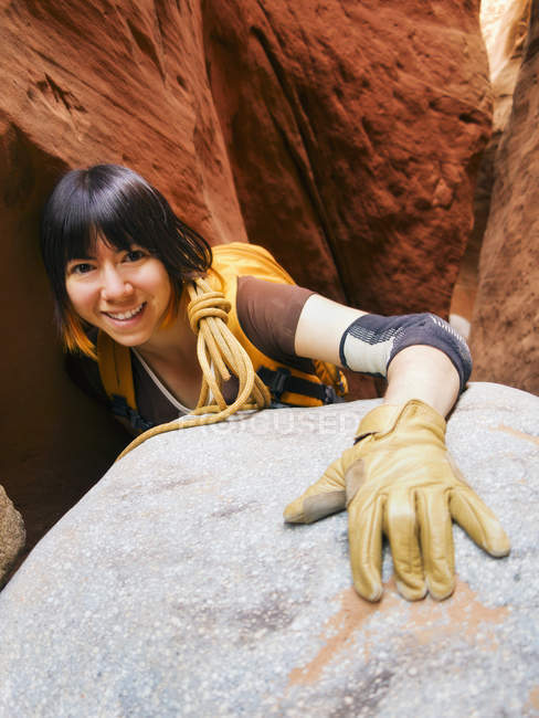 Un atleta donna esplorare utah slot canyon; Hanksville utah Stati Uniti d'America — Foto stock