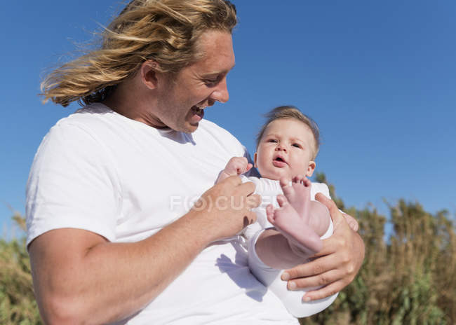 Отец держит своего младенца; Tarifa cadiz andalusia Испании — стоковое фото