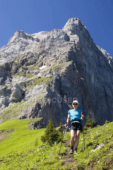 Escursionista femminile sul crinale della montagna — Foto stock