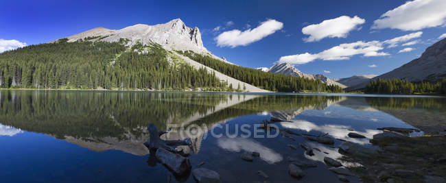 Панорама гір, розмірковуючи про озеро — стокове фото