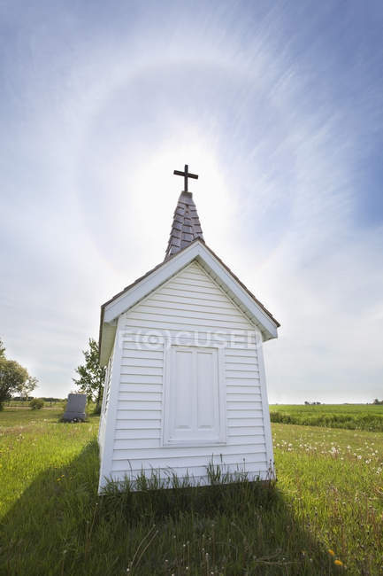 Croce sulla cripta con alone di sole — Foto stock