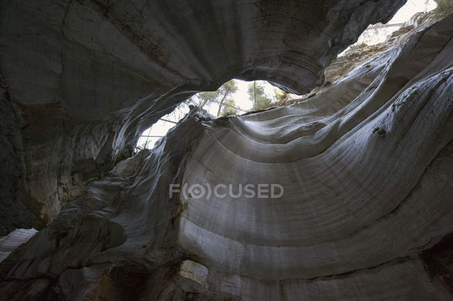 Vista para o céu de dentro de uma caverna — Fotografia de Stock