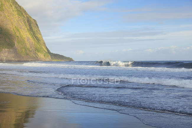 Sandy beach with cliff — Stock Photo