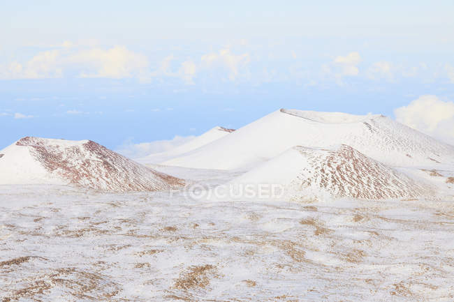 Заснеженные холмы — стоковое фото