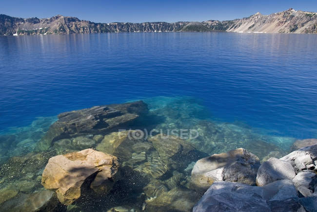 Блакитна вода кратерного озера — стокове фото
