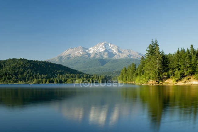 Mont Shasta reflété dans le lac tranquille — Photo de stock