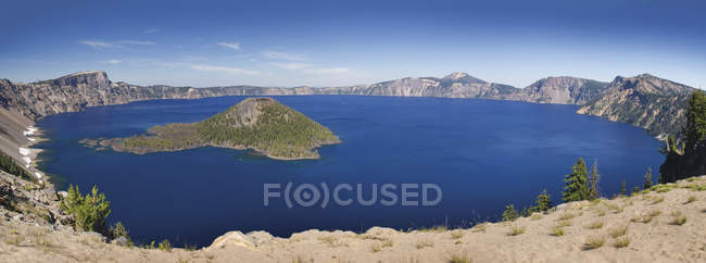 Vista del lago del cráter - foto de stock