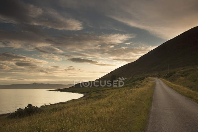 Дорога вдоль побережья на закате — стоковое фото